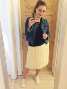 gul nederdel blå denimjakke hvide sneakers sort trøje