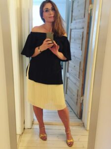 sort trøje høje hæle gul nederdel