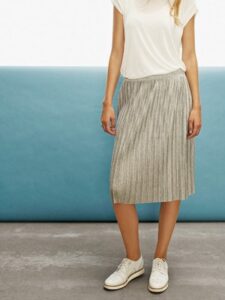 nederdel bluse hvid sneakers hvide