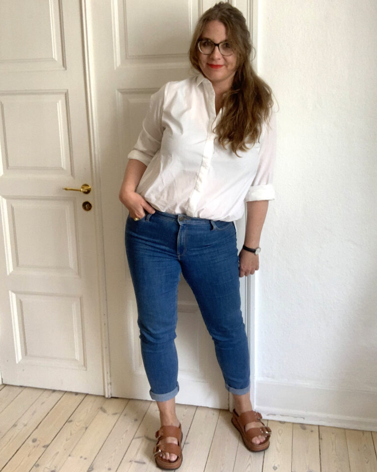 Blå jeans med opsmøg og hvid skjorte