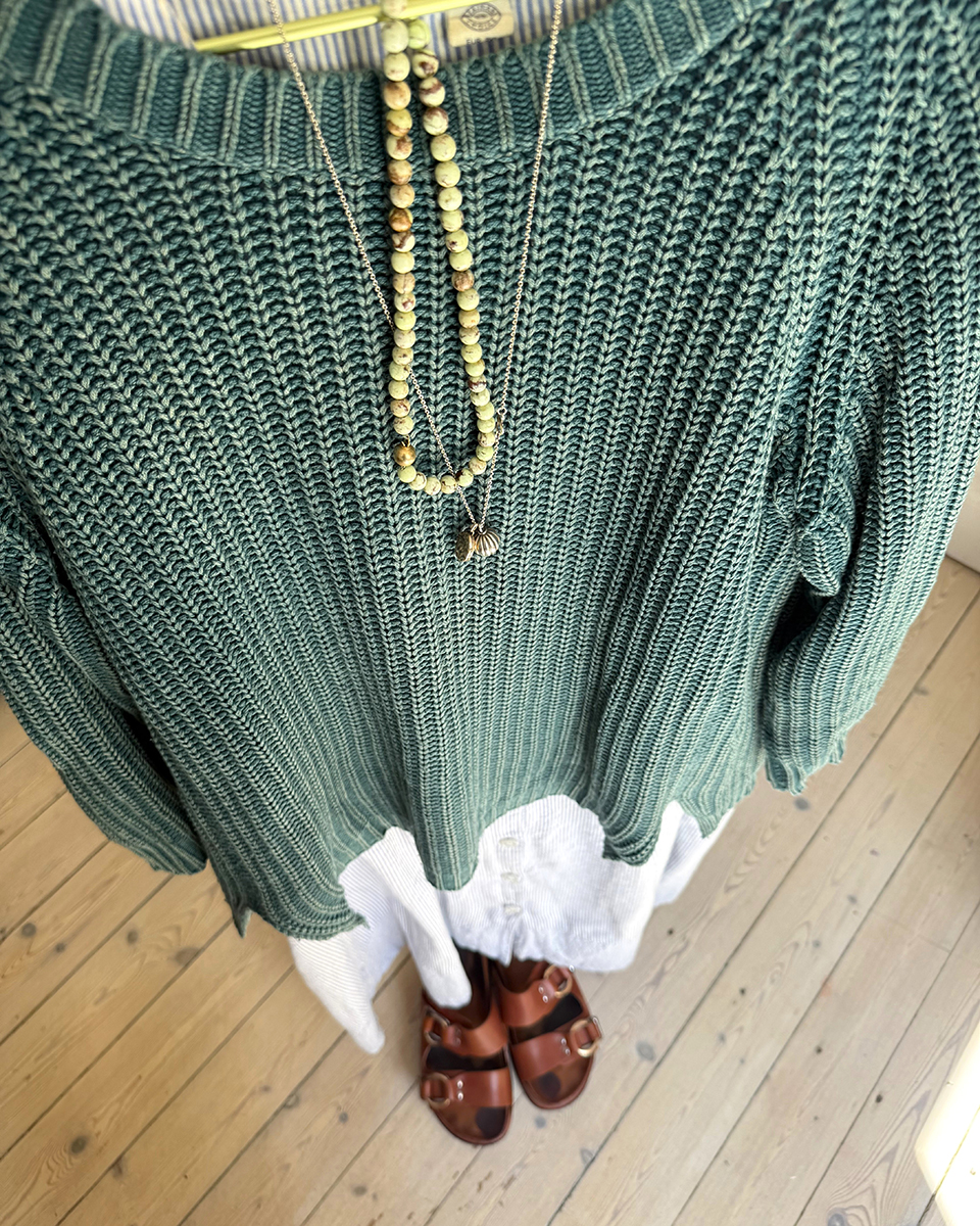 Grøn trøje med lyseblå og mint, brune sandaler