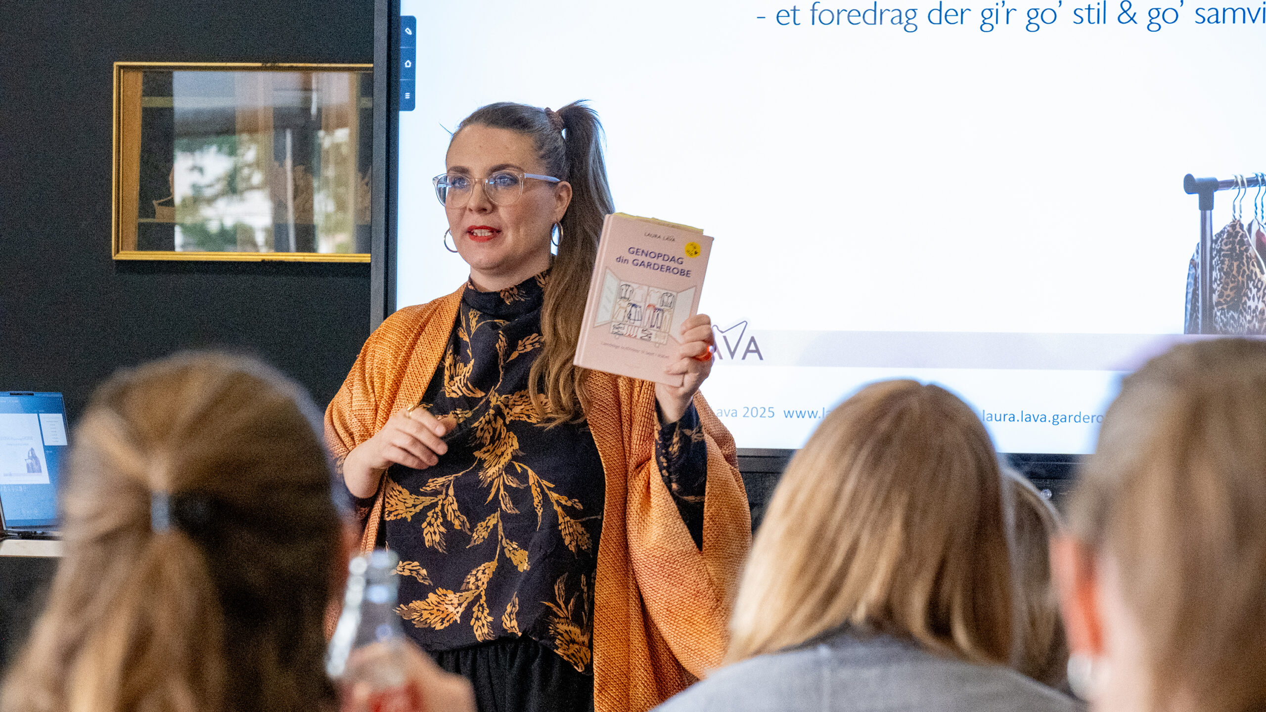 Sort silkebluse med mønster og orange kimono