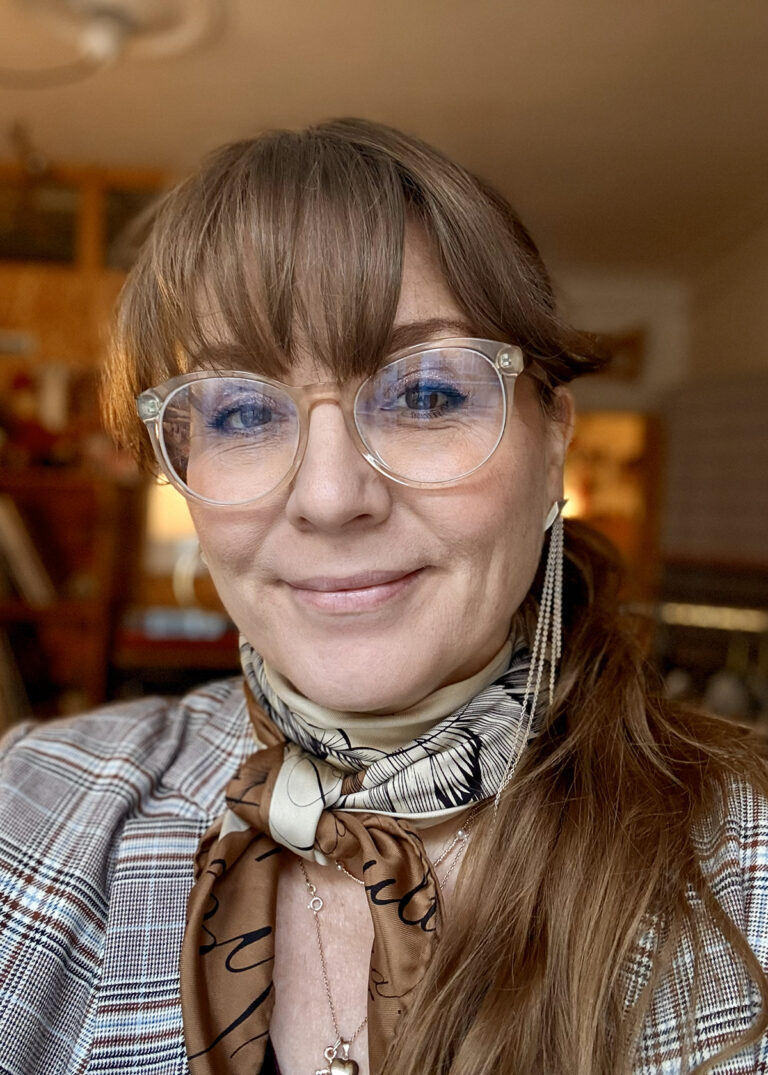 Tørklæde og ternet blazer