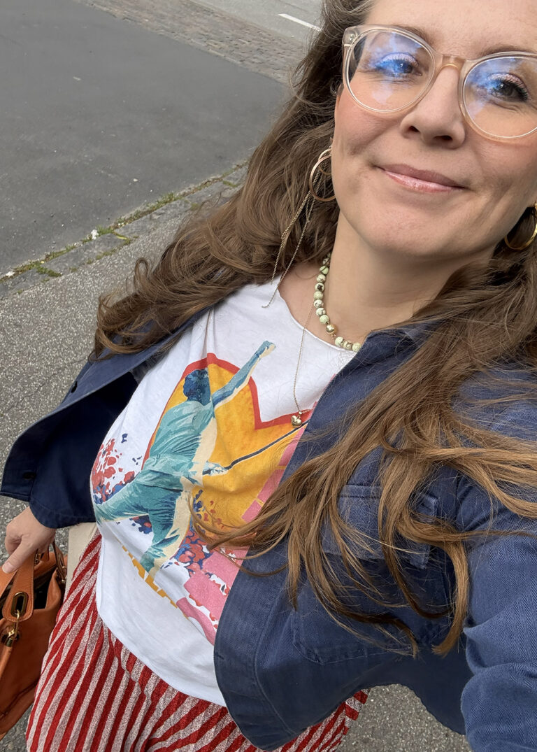 Helmig t-shirt blå jakke og rød nederdel