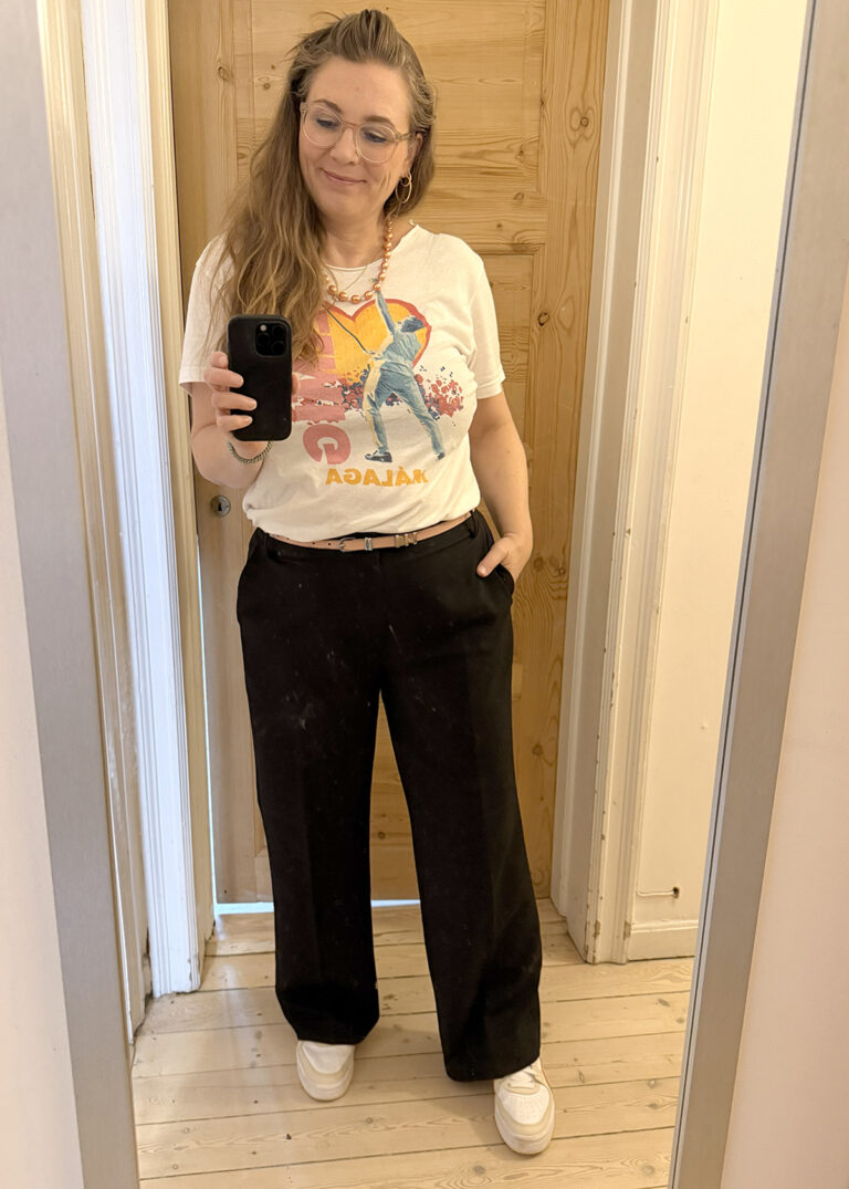 Helmig t-shirt og sorte bukser