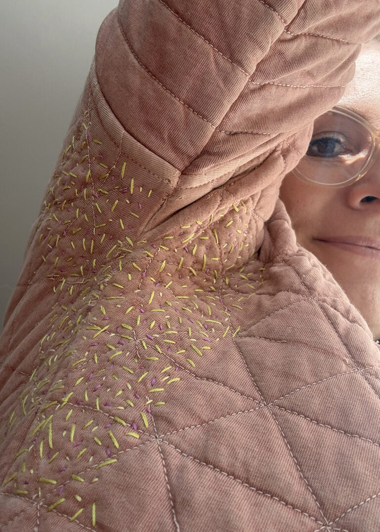Lyserød jakke visible mending